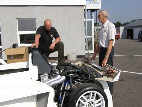 Kent Iversen (tv) fik lidt 'guldkorn' med på vejen af Henrik Spellerberg, ved overdragelsen af Peugeot 207 Spider Cup raceren.
